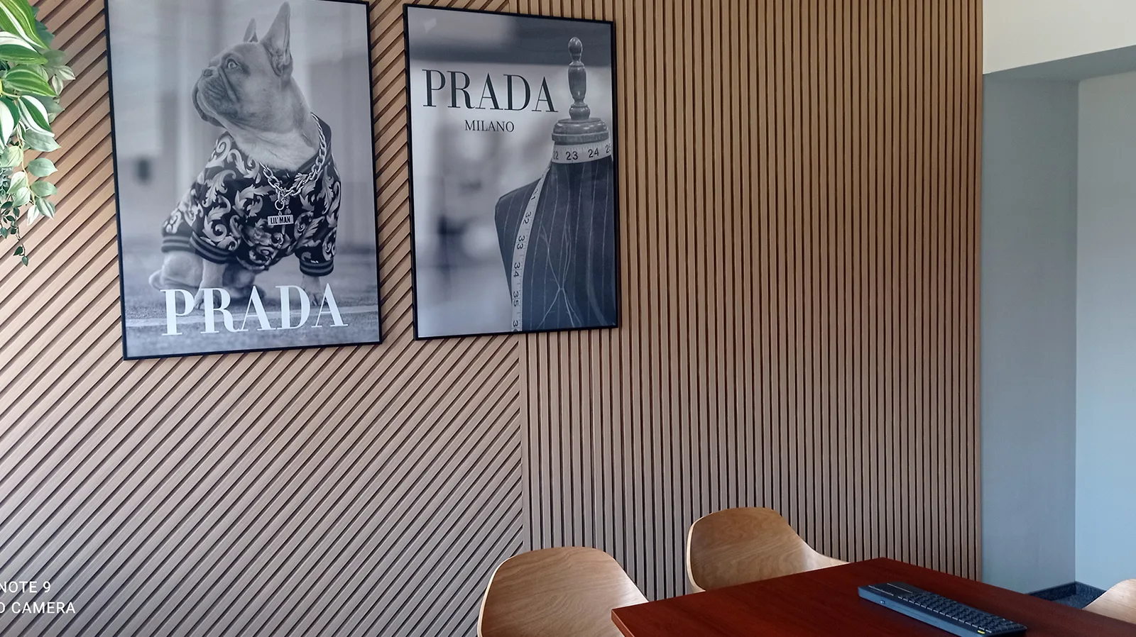Wykończenie ściany z pionowymi listwami