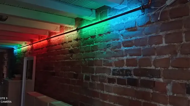 Ściana z cegły z kolorowym oświetleniem