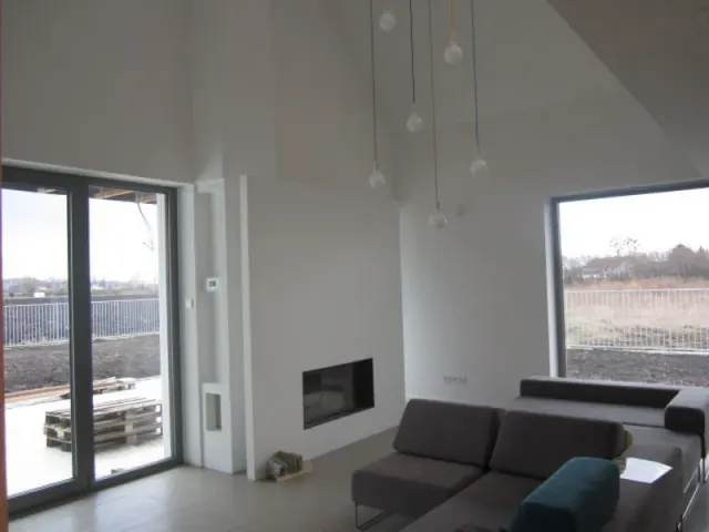 Jasny salon z dużymi oknami